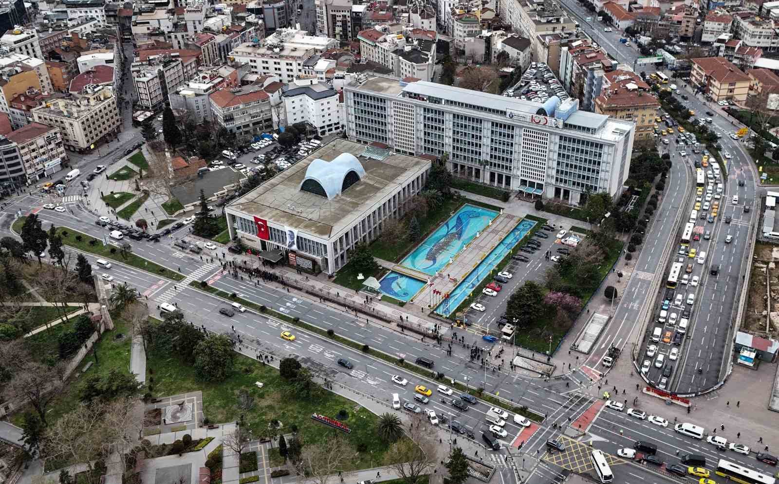 Saraçhane’deki İBB binası önünde yaşanan hareketlilik havadan görüntülendi