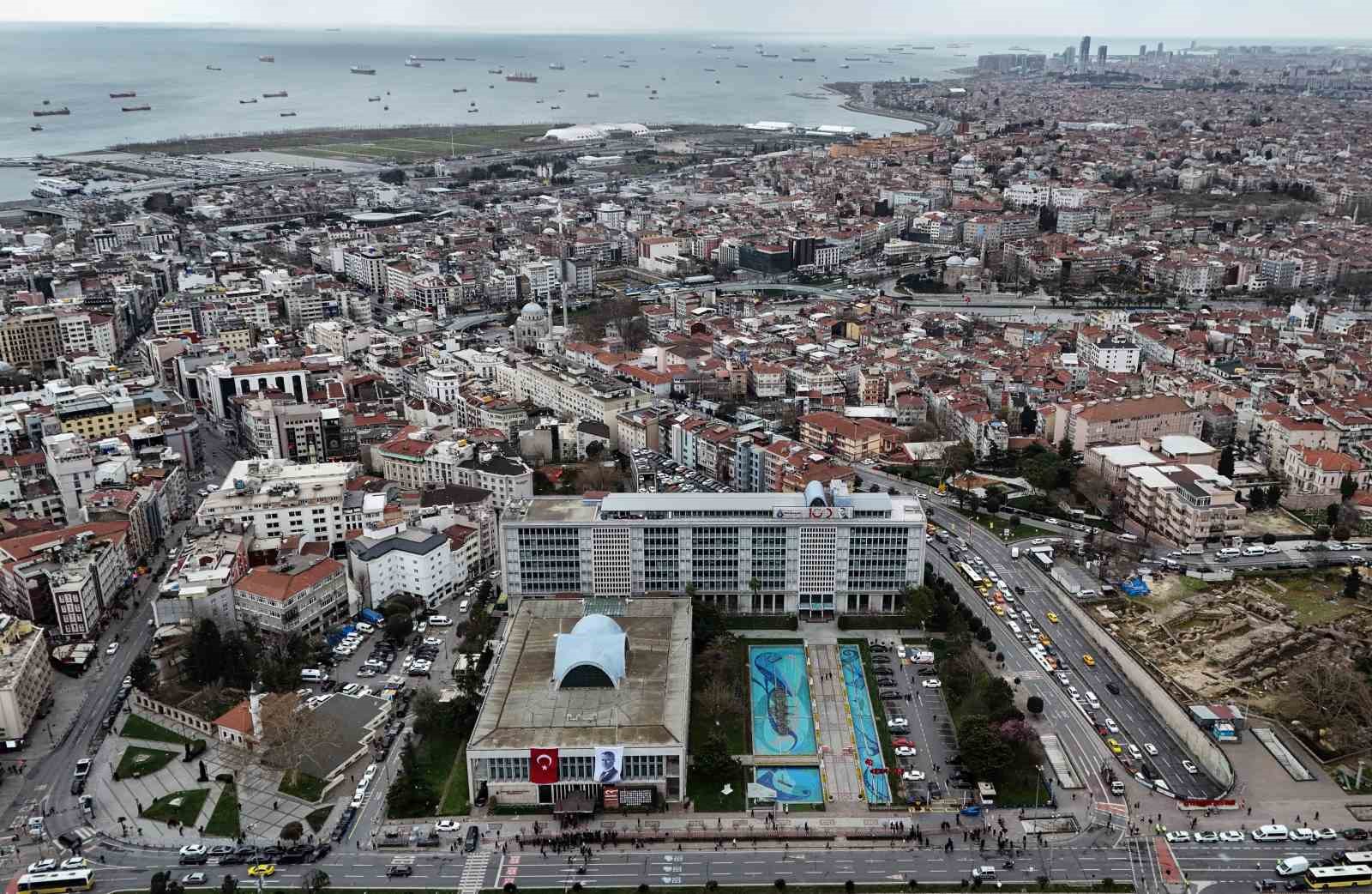 Sara&ccedil;hane&rsquo;deki İBB binası &ouml;n&uuml;nde yaşanan hareketlilik havadan g&ouml;r&uuml;nt&uuml;lendi
