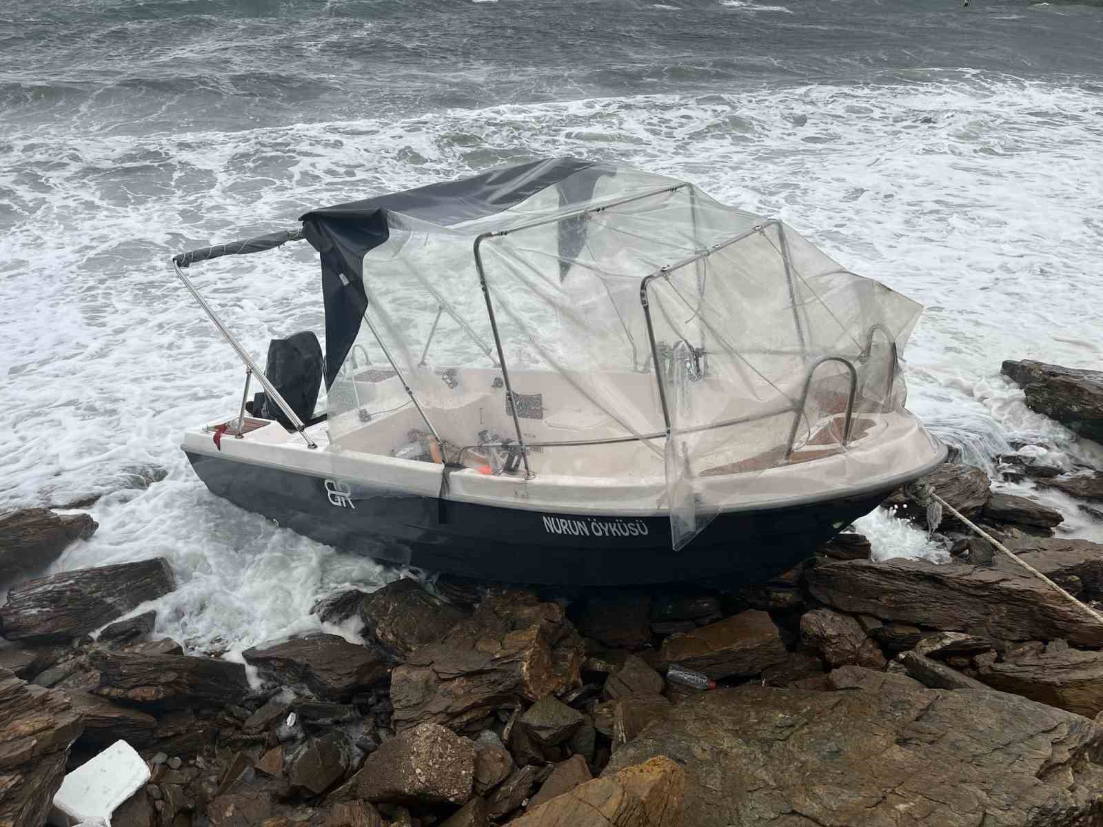 Fırtına Erdek’te limanda bağlı tekneyi Biga’ya sürükledi