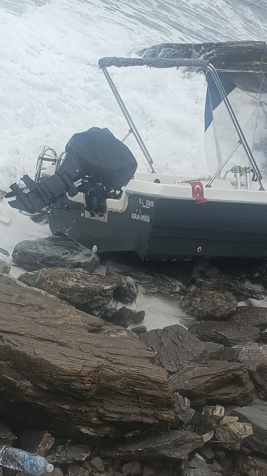 Fırtına Erdek&rsquo;te limanda bağlı tekneyi Biga&rsquo;ya s&uuml;r&uuml;kledi
