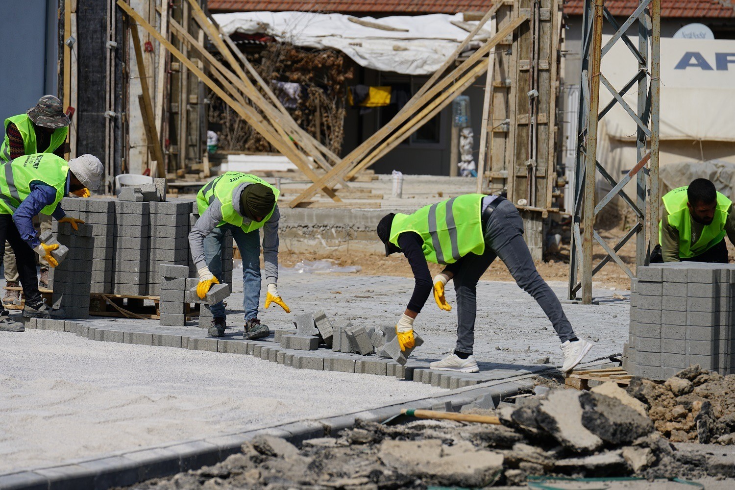 Yeşilyurt Belediyesi, Samank&ouml;y&rsquo;&uuml;n yollarını baştan aşağıya yeniliyor
