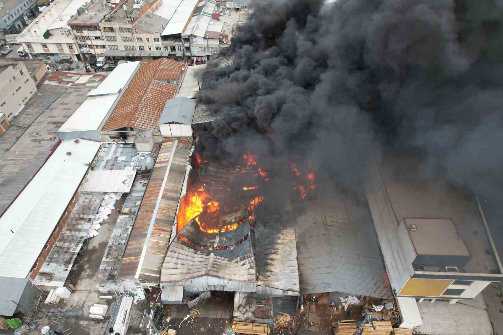 Sakarya’da alevlere teslim olan atölye havadan görüntülendi