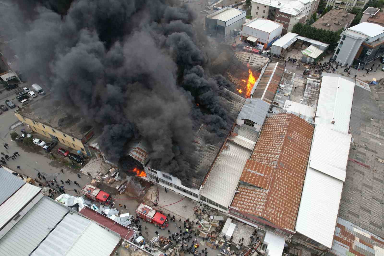 Sakarya&rsquo;da alevlere teslim olan at&ouml;lye havadan g&ouml;r&uuml;nt&uuml;lendi
