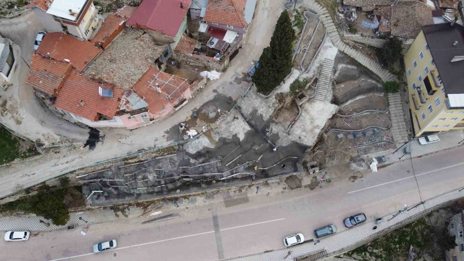 Demirci&rsquo;de g&ouml;r&uuml;nt&uuml; kirliliği oluşturan alana şelale yapılıyor
