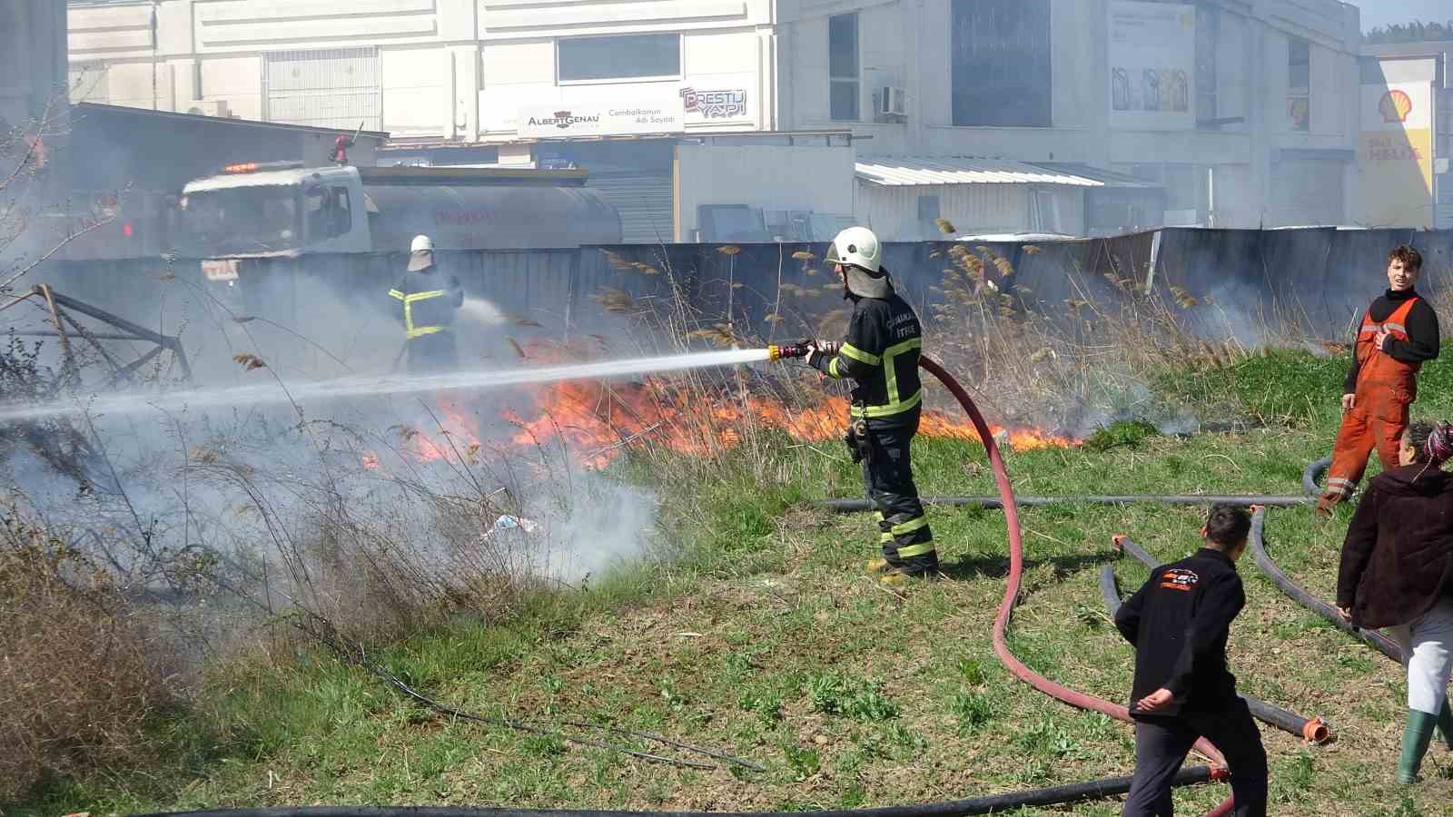&Ccedil;anakkale&rsquo;de sanayi sitesinde korkutan yangın
