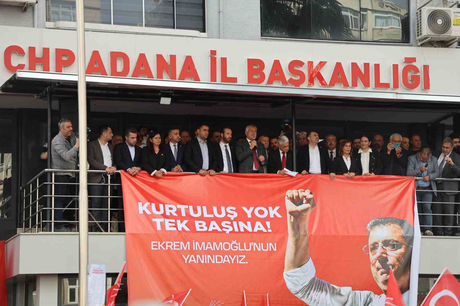 İmamoğlu&rsquo;nun g&ouml;zaltına alınması sonrası Adana&rsquo;da CHP&rsquo;liler partide toplandı
