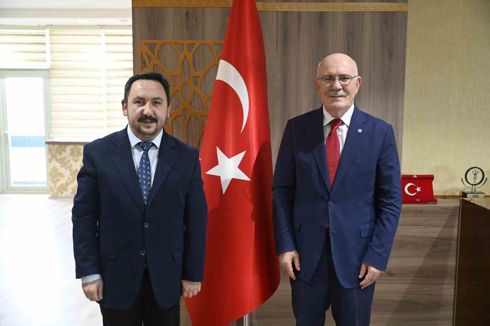 Uşak Kent Konseyi’nden Uşak Üniversitesi öğrencilere hediye çeki  verildi