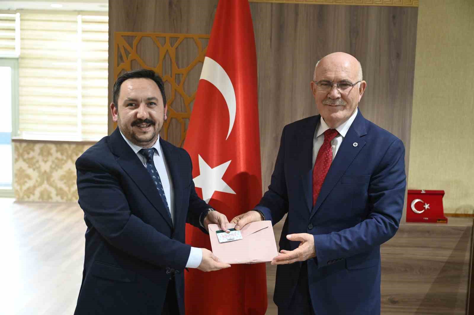 Uşak Kent Konseyi&rsquo;nden Uşak &Uuml;niversitesi &ouml;ğrencilere hediye &ccedil;eki  verildi
