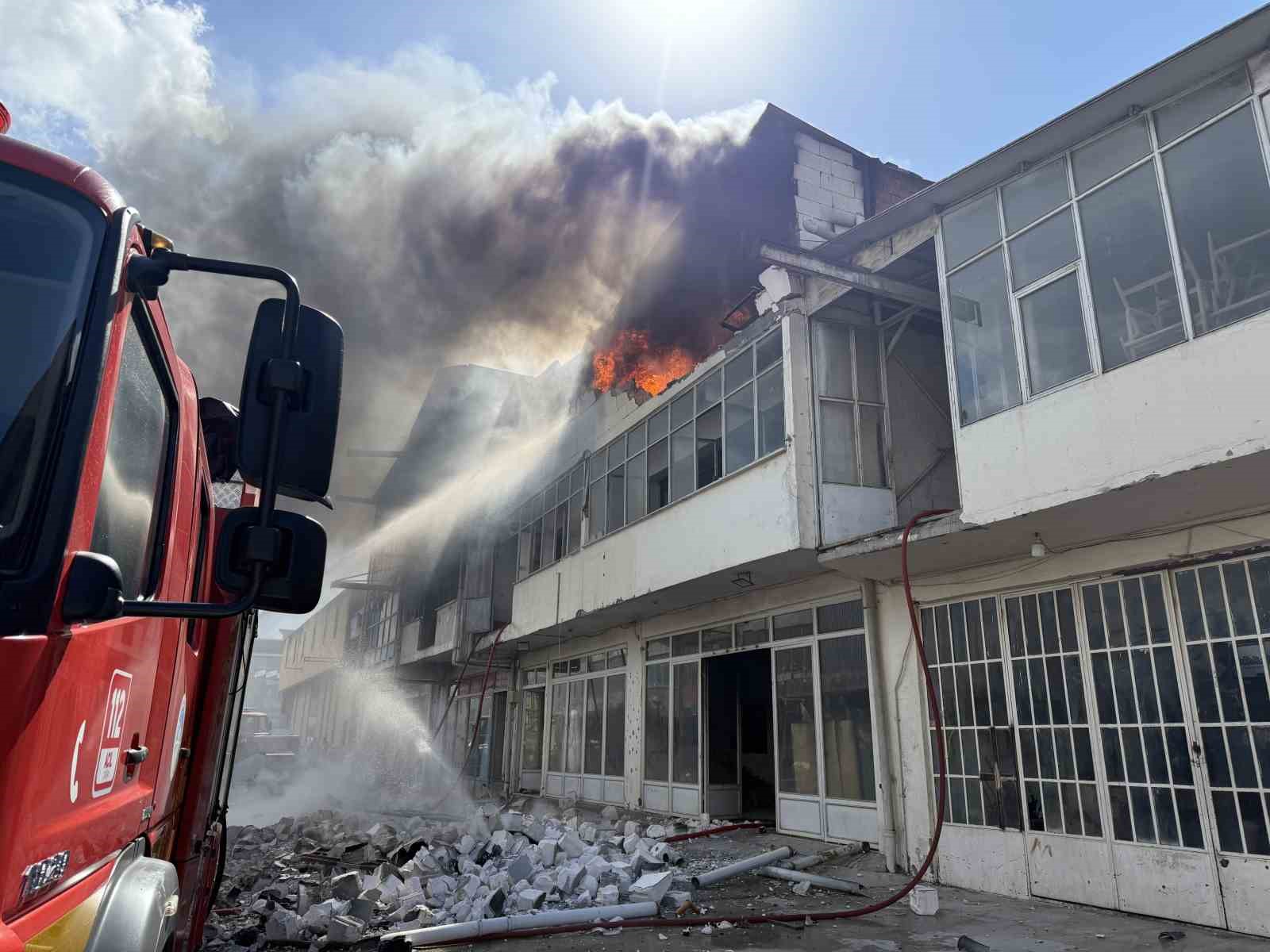 Alevlere teslim olan iş yeri yangınında 5 bölüm kullanılamaz hale geldi