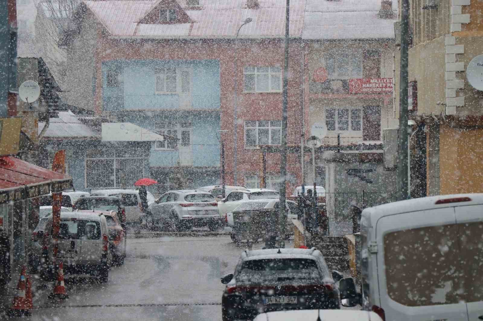 Oltu’ya lala lapa kar yağdı