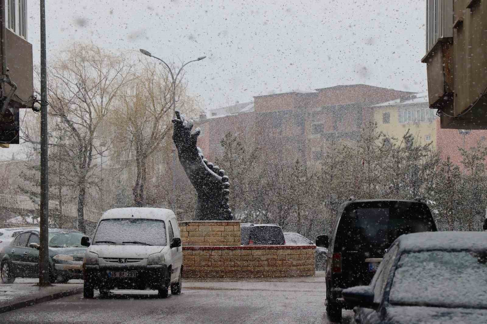 Oltu&rsquo;ya lala lapa kar yağdı
