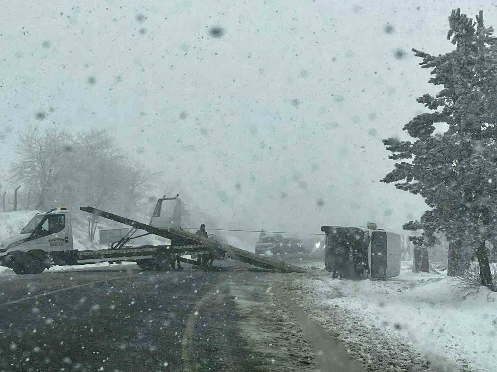 Domaniç-İnegöl kara yolunda ticari araç devrildi