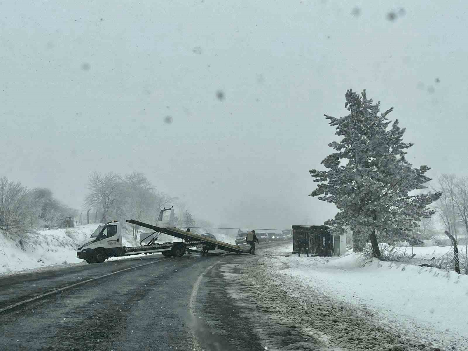 Domaniç-İnegöl kara yolunda ticari araç devrildi
