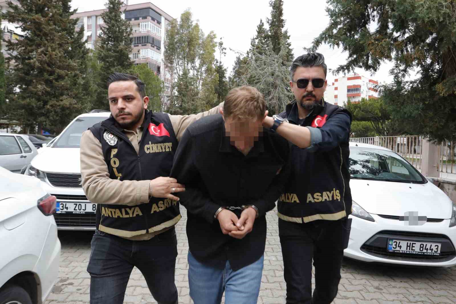 Babasını öldürme suçuyla adliyeye sevk edilen cinayet zanlısı tutuklandı
