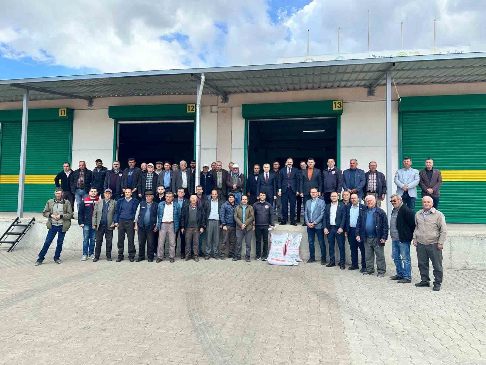 Demirci&rsquo;de &ccedil;ift&ccedil;ilere y&uuml;zde 75&rsquo;i hibeli nohut tohumu desteği
