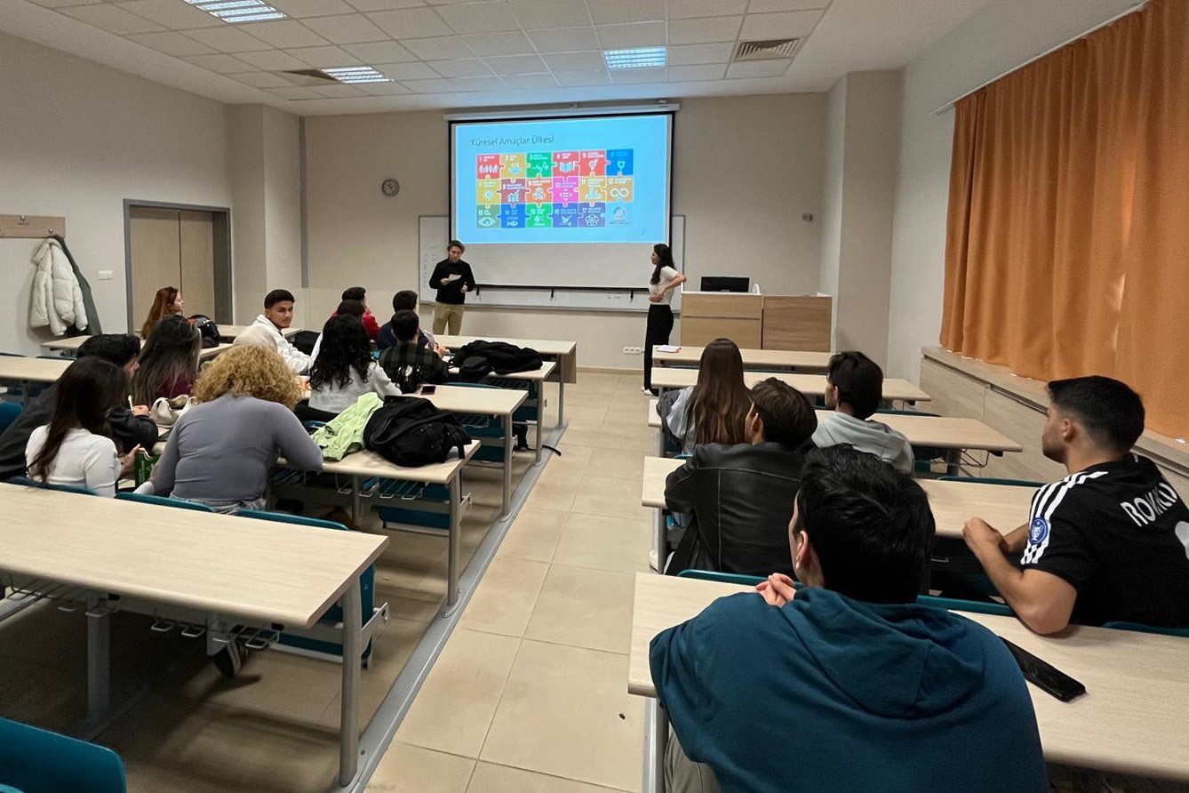 &Uuml;niversitelilere eğitmen eğitimi verildi
