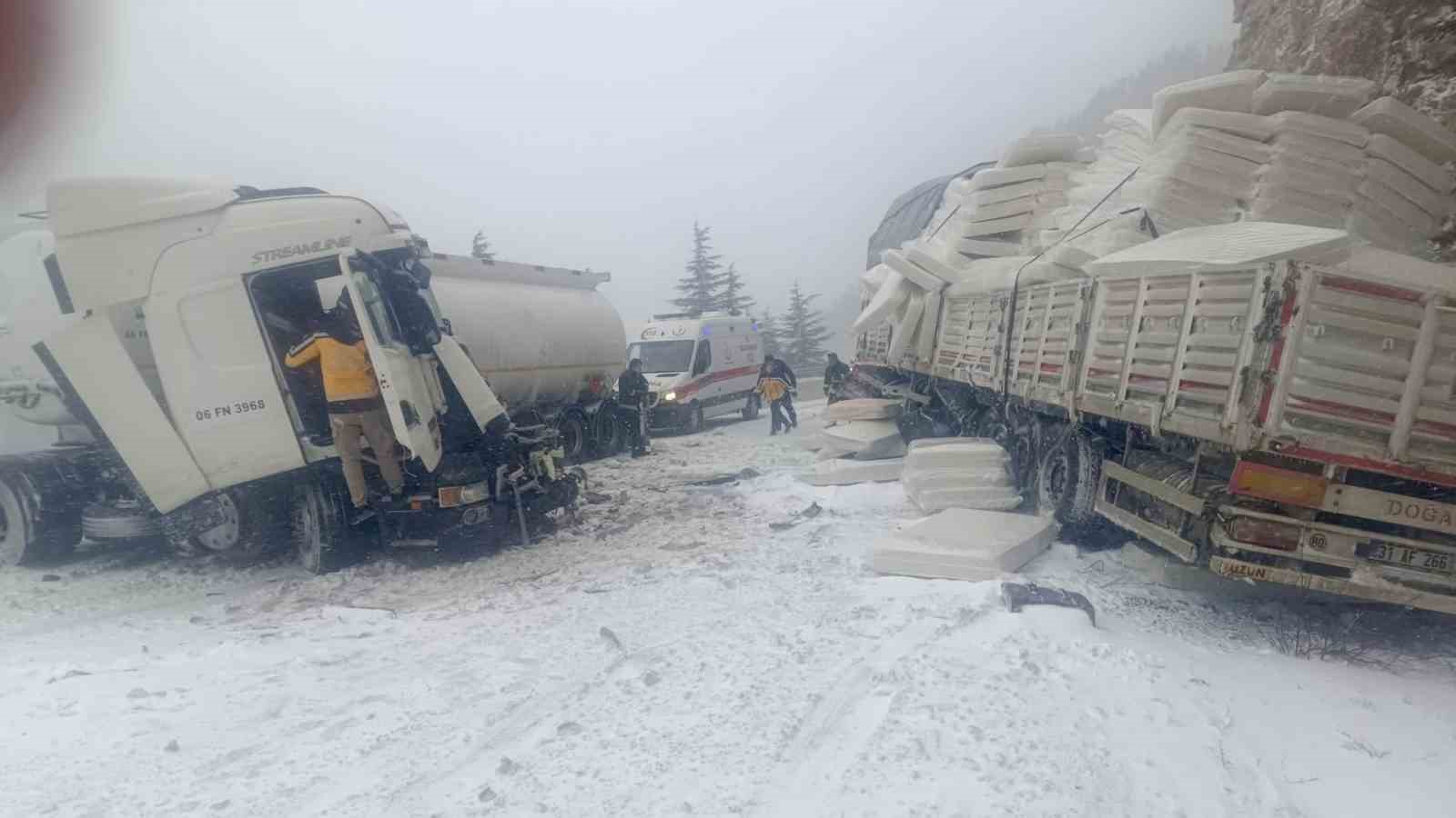 Antalya’da tır ile tanker çarpıştı: 1 yaralı