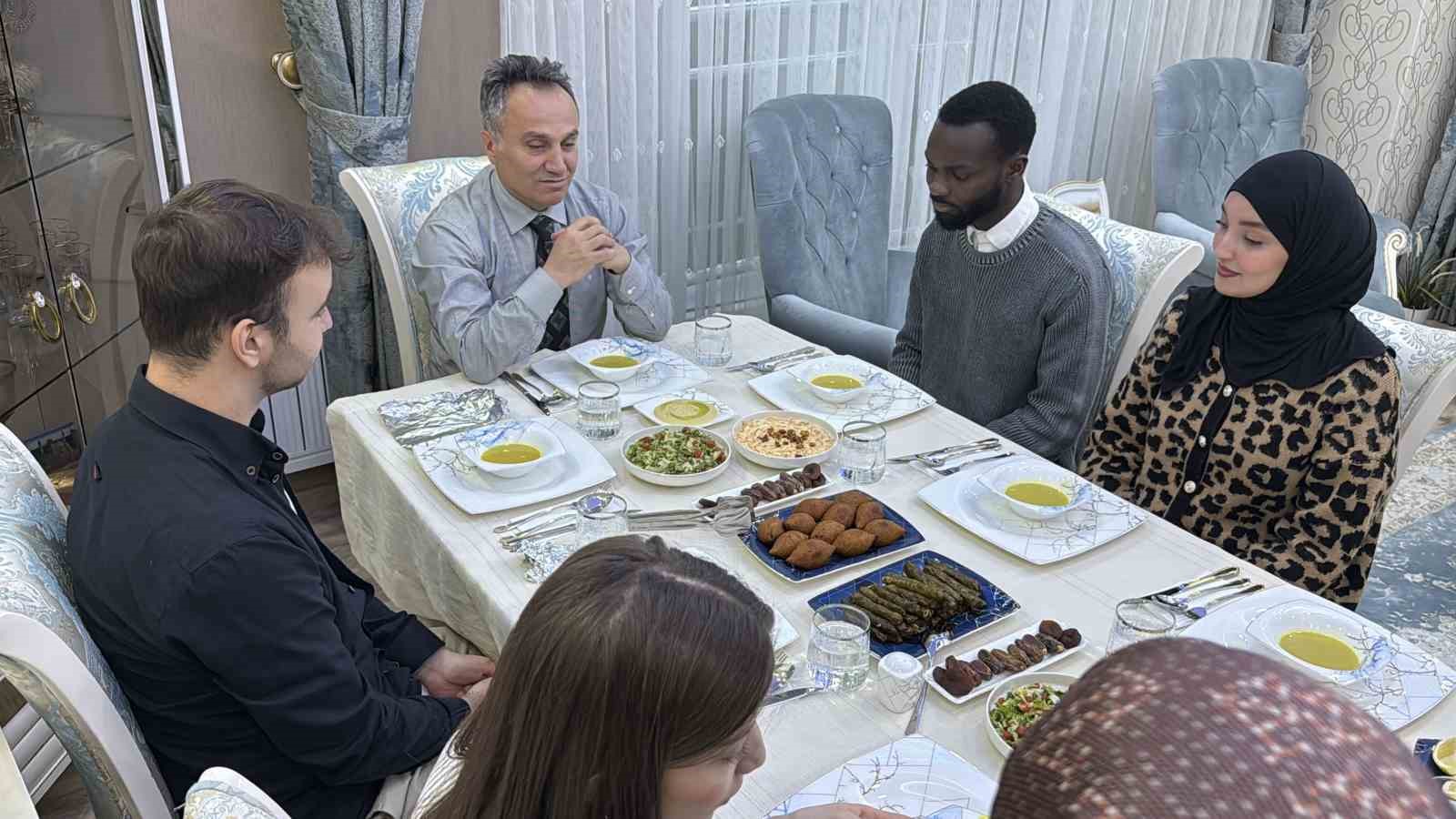 Tokat’ta öğrenciler bu sefer sınıfta değil akademisyenlerinin evinde buluştu
