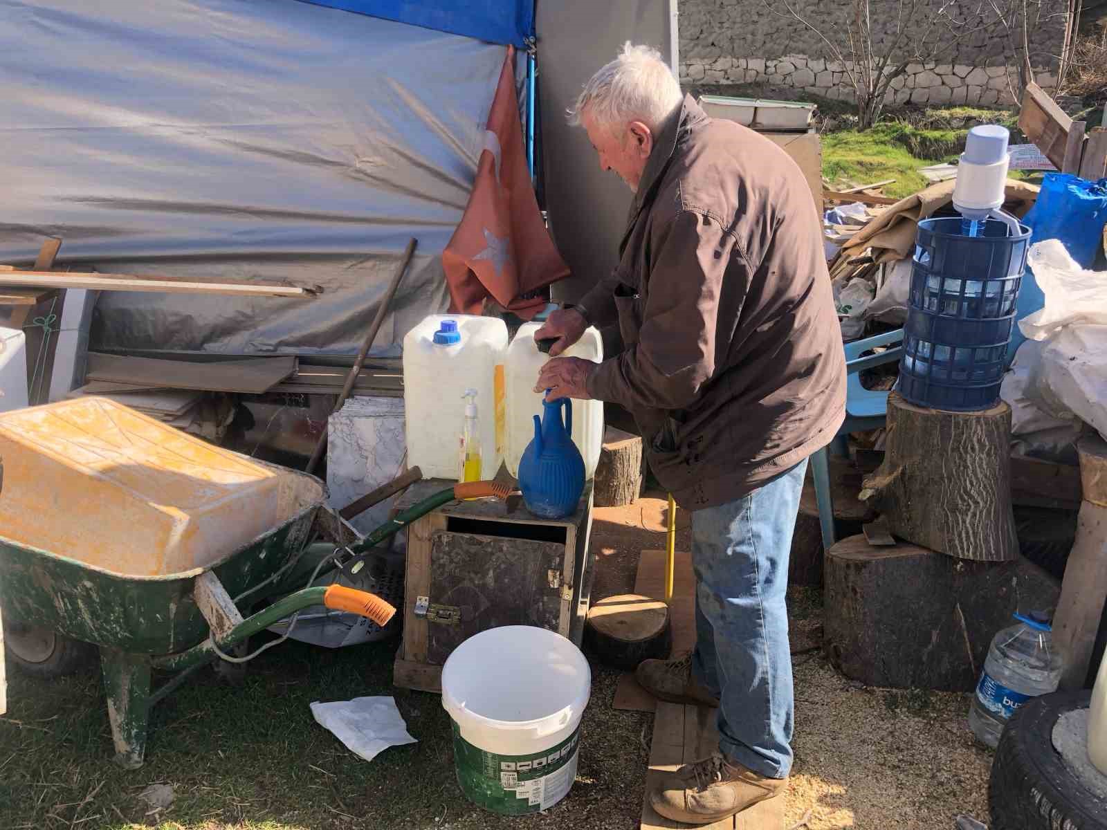 Evden &ccedil;ıkarılan yaşlı adam kurduğu &ccedil;adırda yaşam m&uuml;cadelesi veriyor
