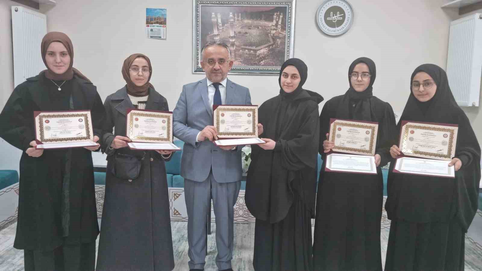 Bayburt’ta hafızlar belgelerine kavuştu