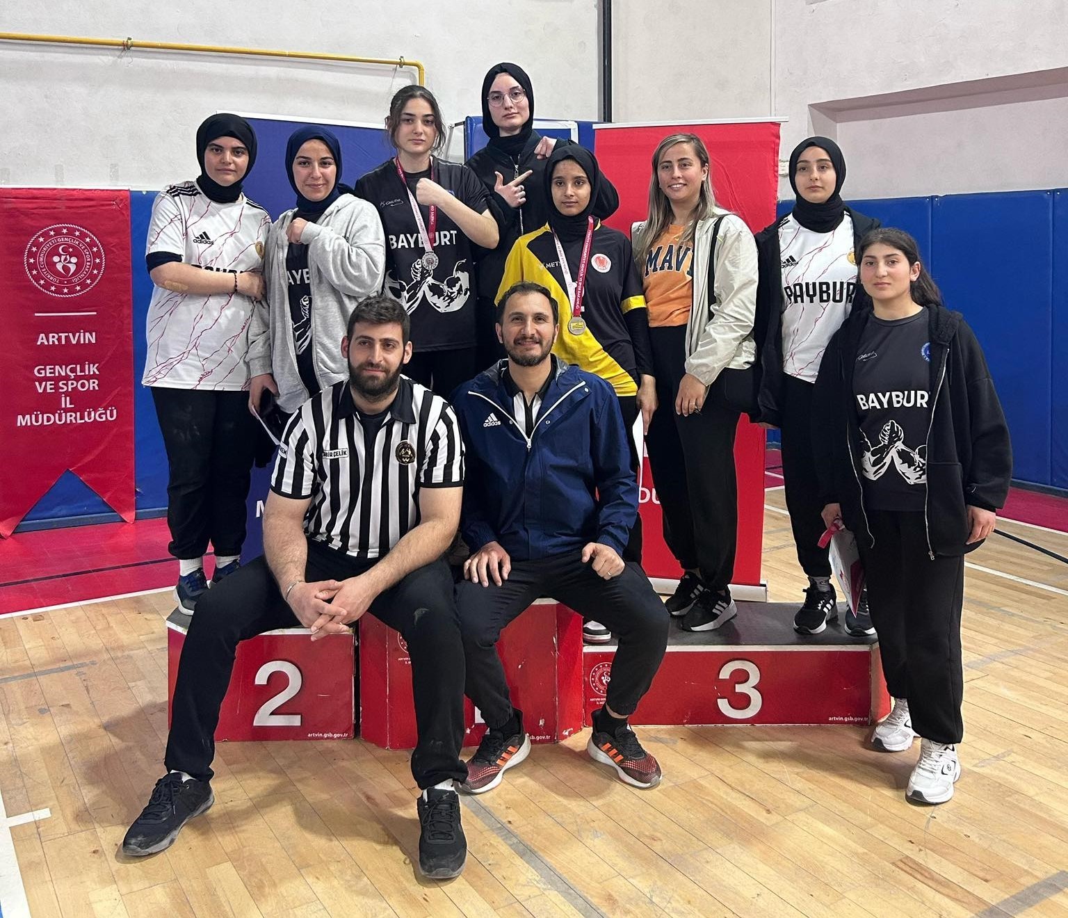 Bayburt’un bileği bükülmeyen kızları bilek güreşinde finale kaldı