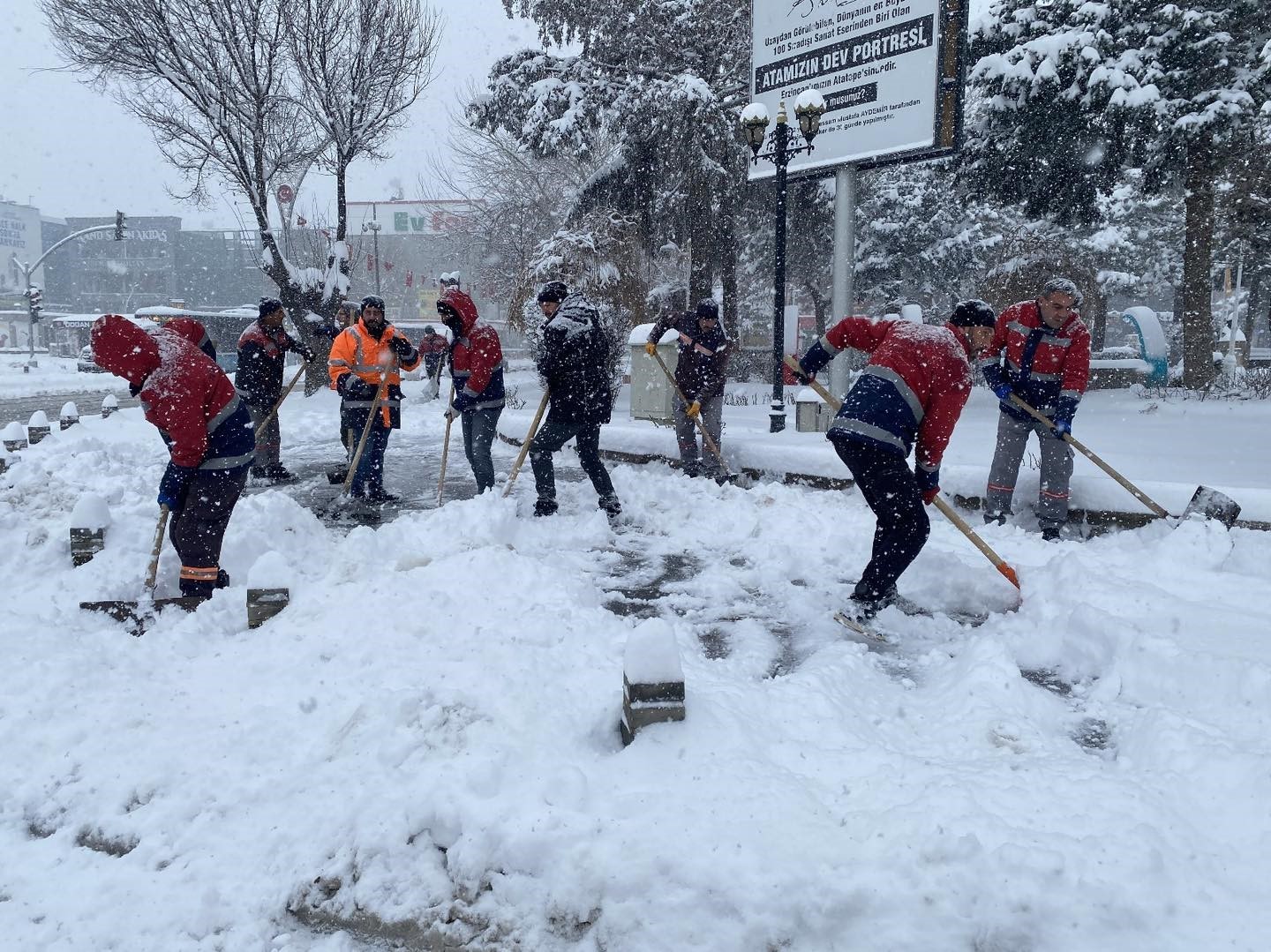 Beyaza bürünen Erzincan’da ekipler kar küreme çalışmalarına başladı
