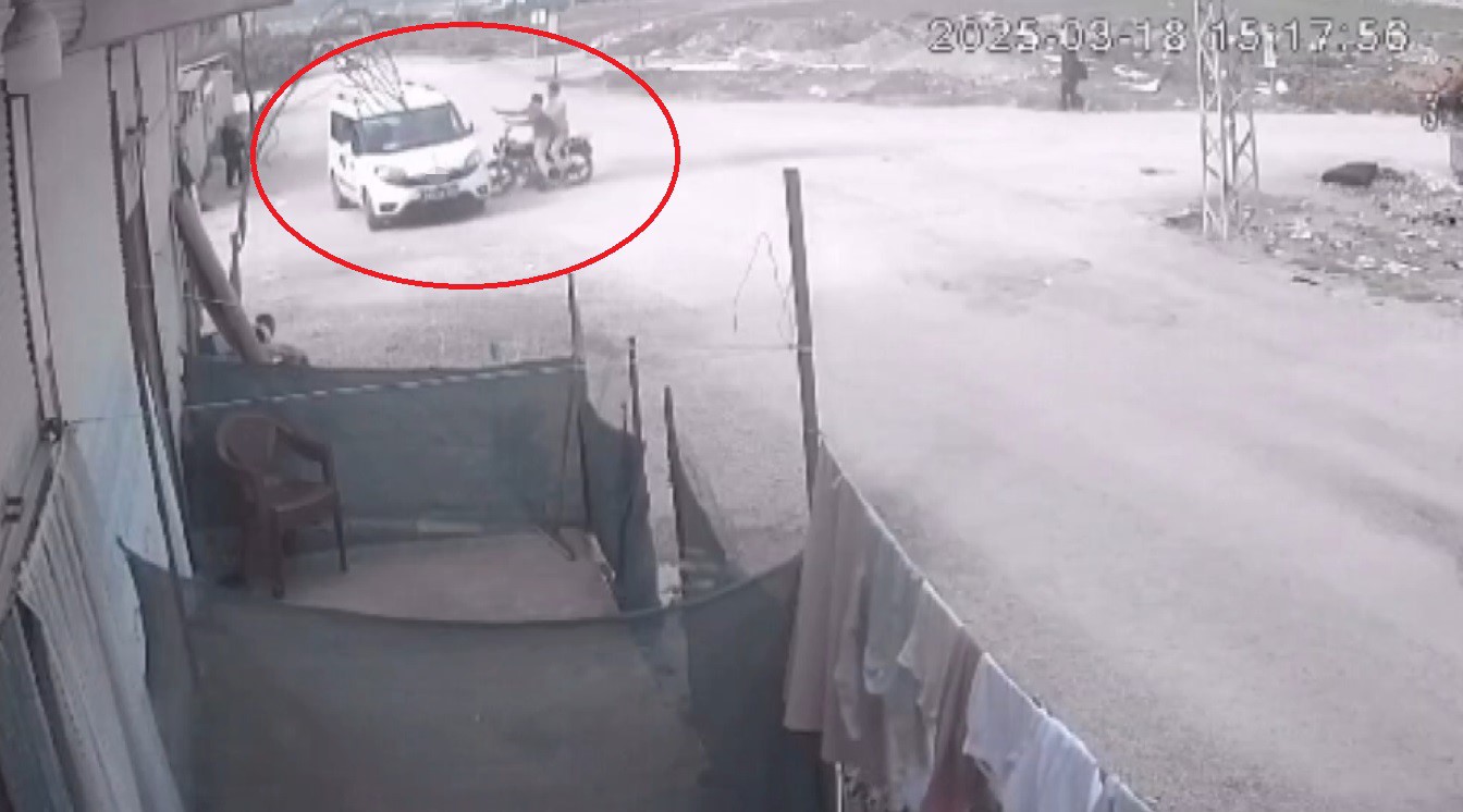 Motosikletin hafif ticari araca ok gibi saplandığı kaza kamerada