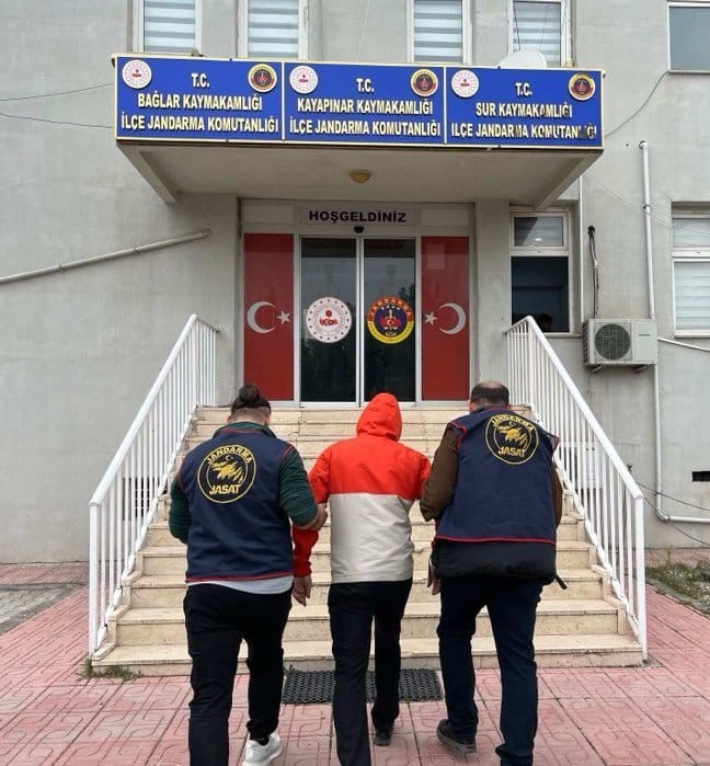Diyarbakır&rsquo;da cinayet ve uyuşturucu su&ccedil;larından aranan 4 zanlı yakalandı
