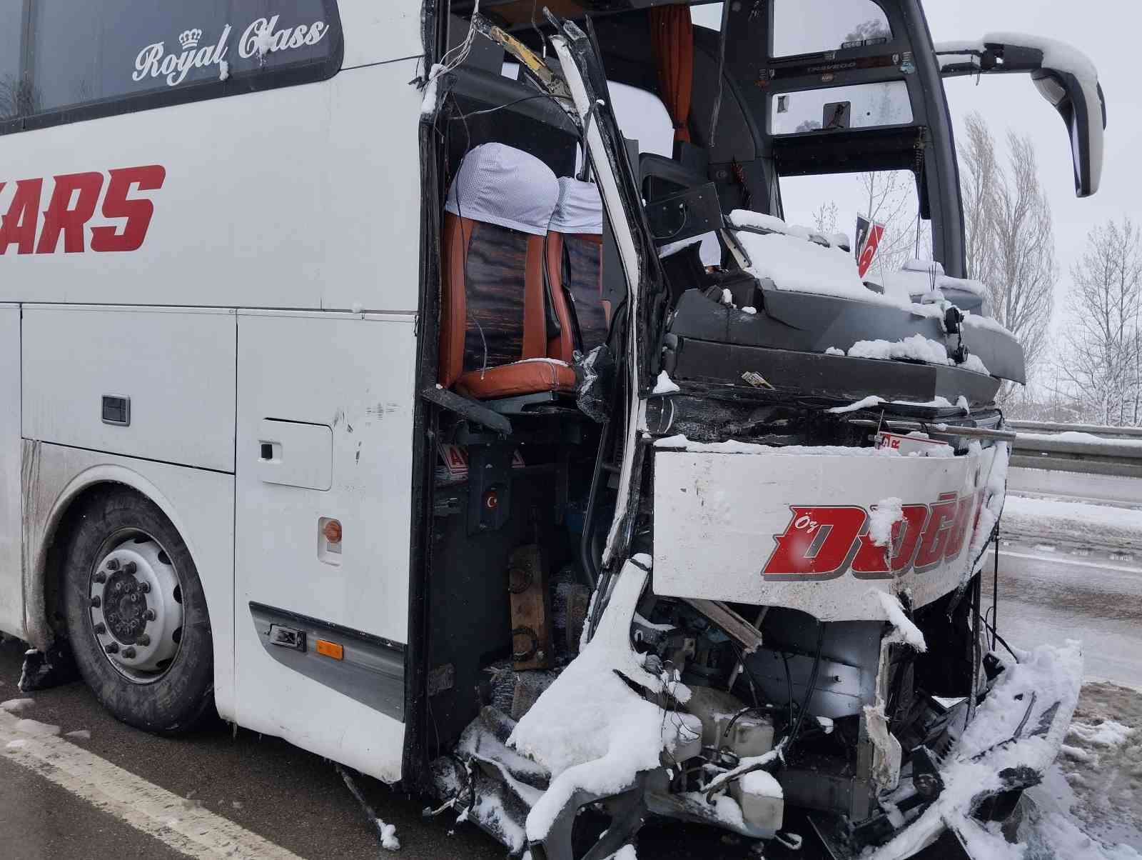 Sivas’ta iki yolcu otobüsü çarpıştı: 6 yaralı