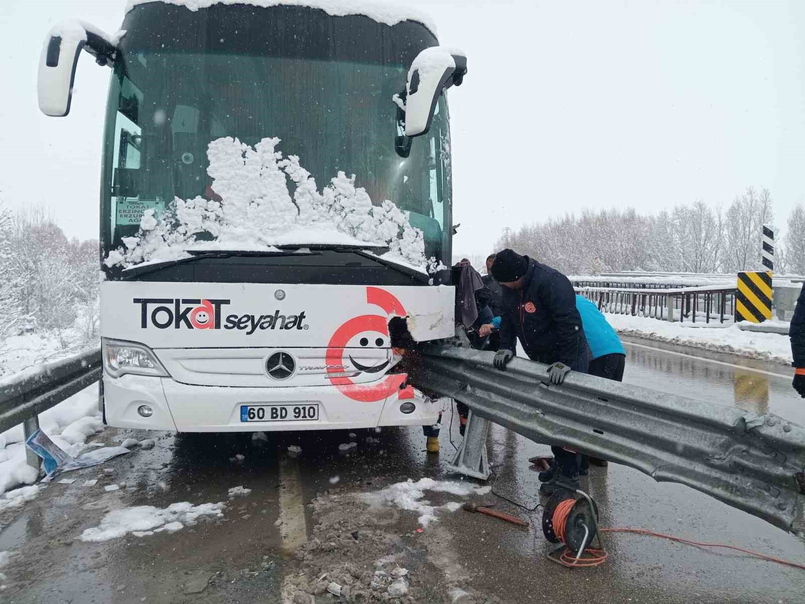 Sivas’ta iki yolcu otobüsü çarpıştı: 6 yaralı