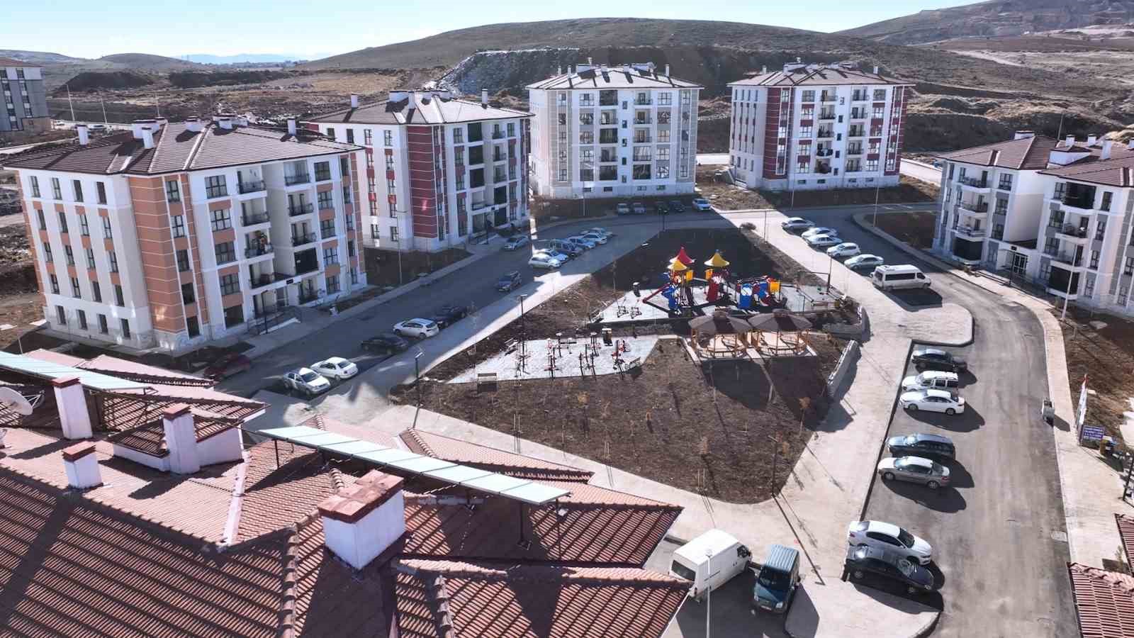 Tamamlanan her konut yıkılan hayatları yeniden ayağa kaldırıyor
