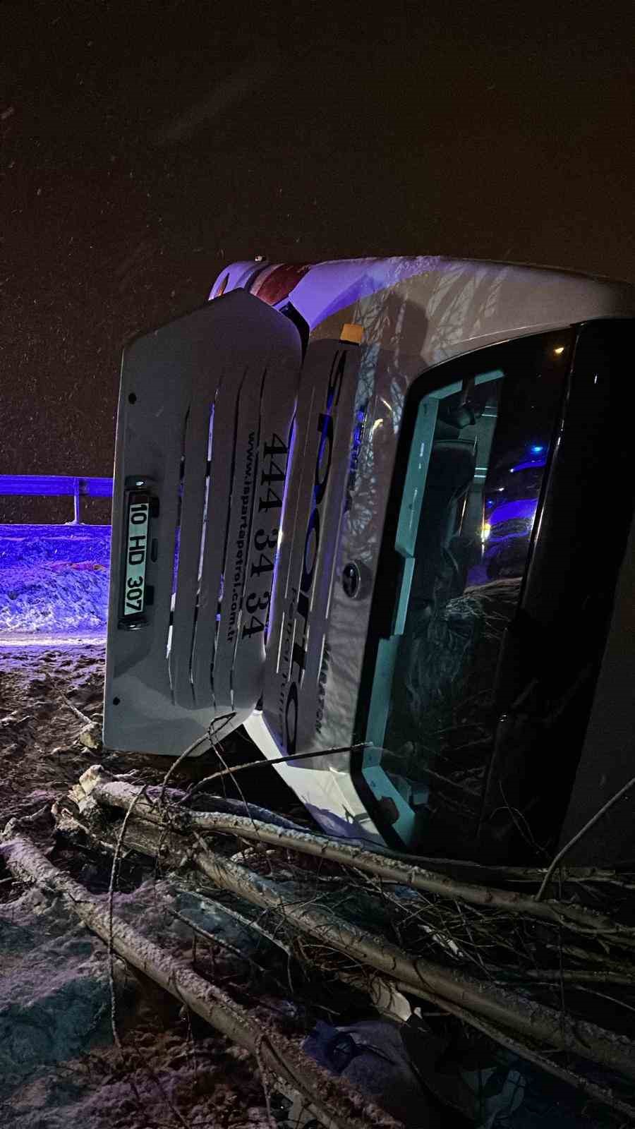 Afyonkarahisar&rsquo;da kaza: 1 &ouml;l&uuml;, 25 yaralı
