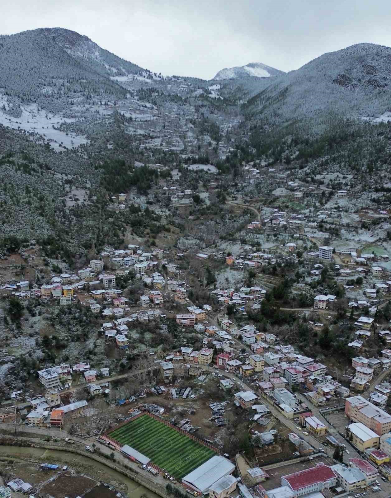 Feke’de kar görsel şölen sundu