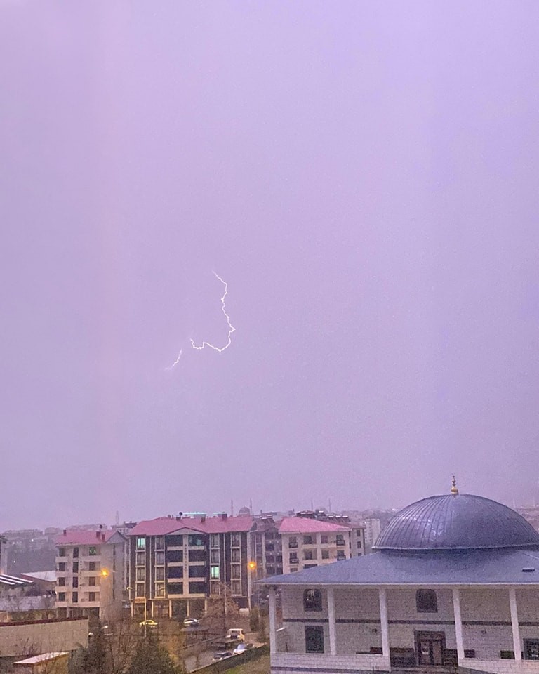 Bing&ouml;l&rsquo;de şimşekler geceyi g&uuml;nd&uuml;ze &ccedil;evirdi
