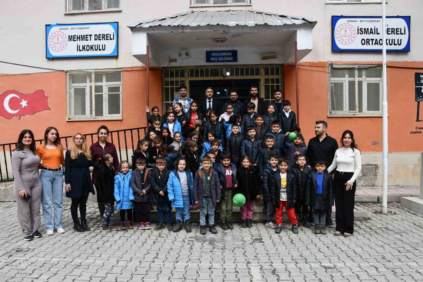 Şırnaklı öğrencilere teknoloji bağımlılığı eğitimi verilip mont dağıtıldı