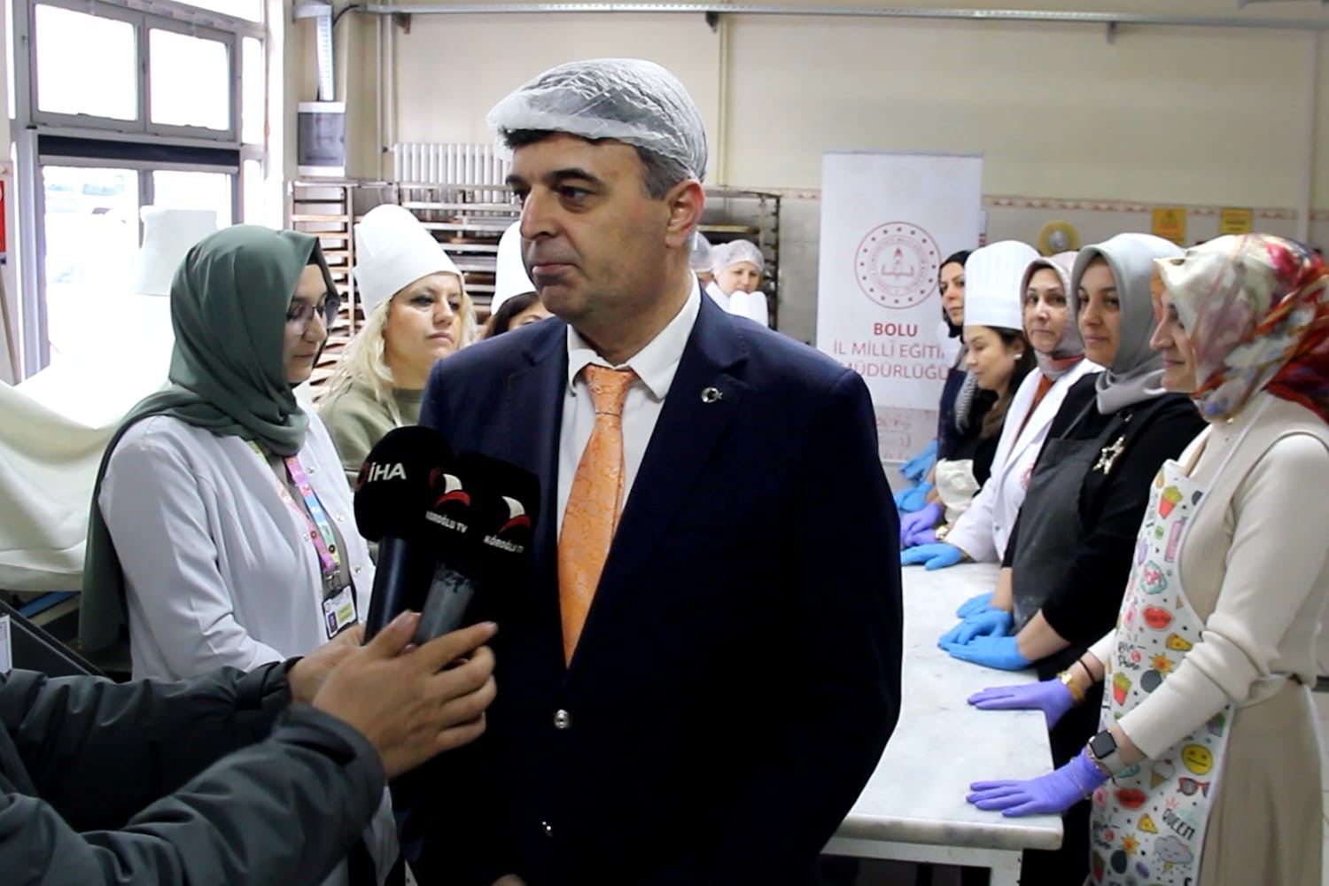 &Ouml;ğretmen ve minik kalpler, kimsesiz vatandaşlar i&ccedil;in kolları sıvadı
