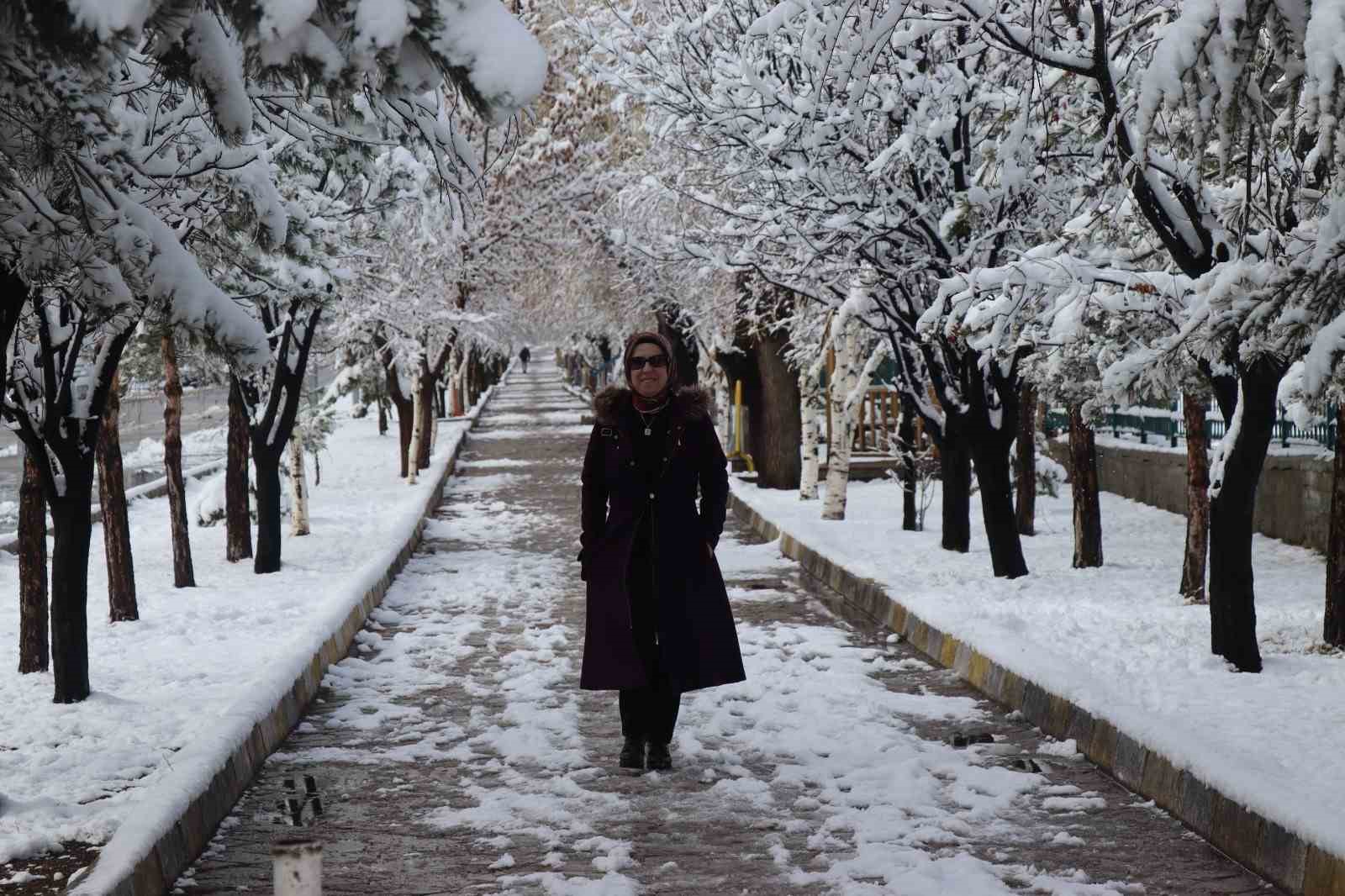 Kar yağışı ile gelen kartpostallık manzaralar