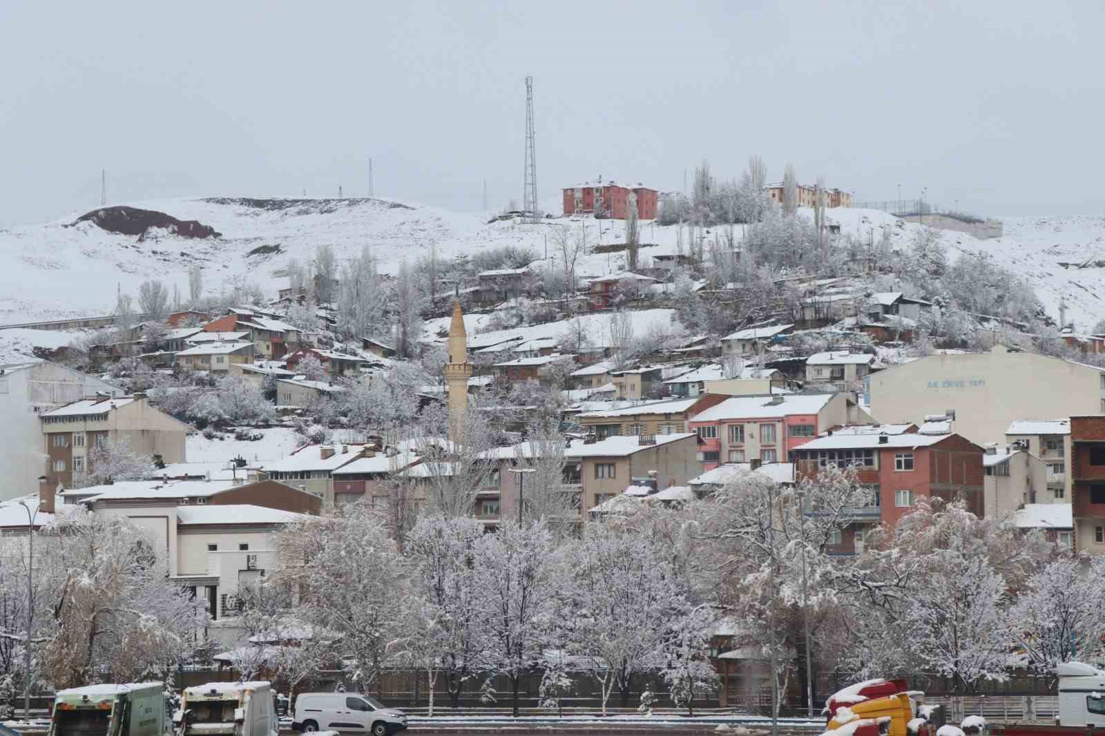 Kar yağışı ile gelen kartpostallık manzaralar

