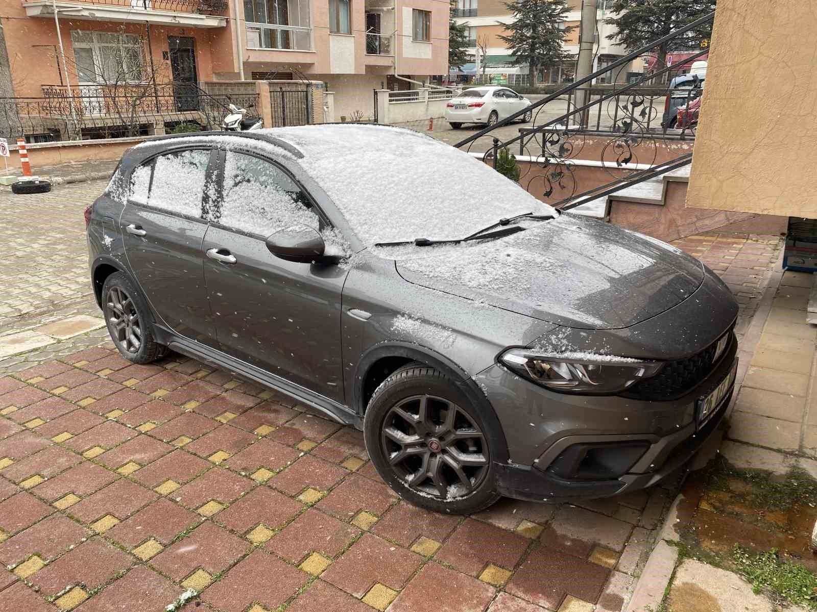 Araçların ve binaların üstü karla kaplandı