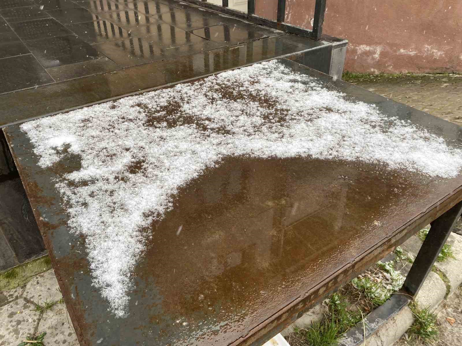 Ara&ccedil;ların ve binaların &uuml;st&uuml; karla kaplandı
