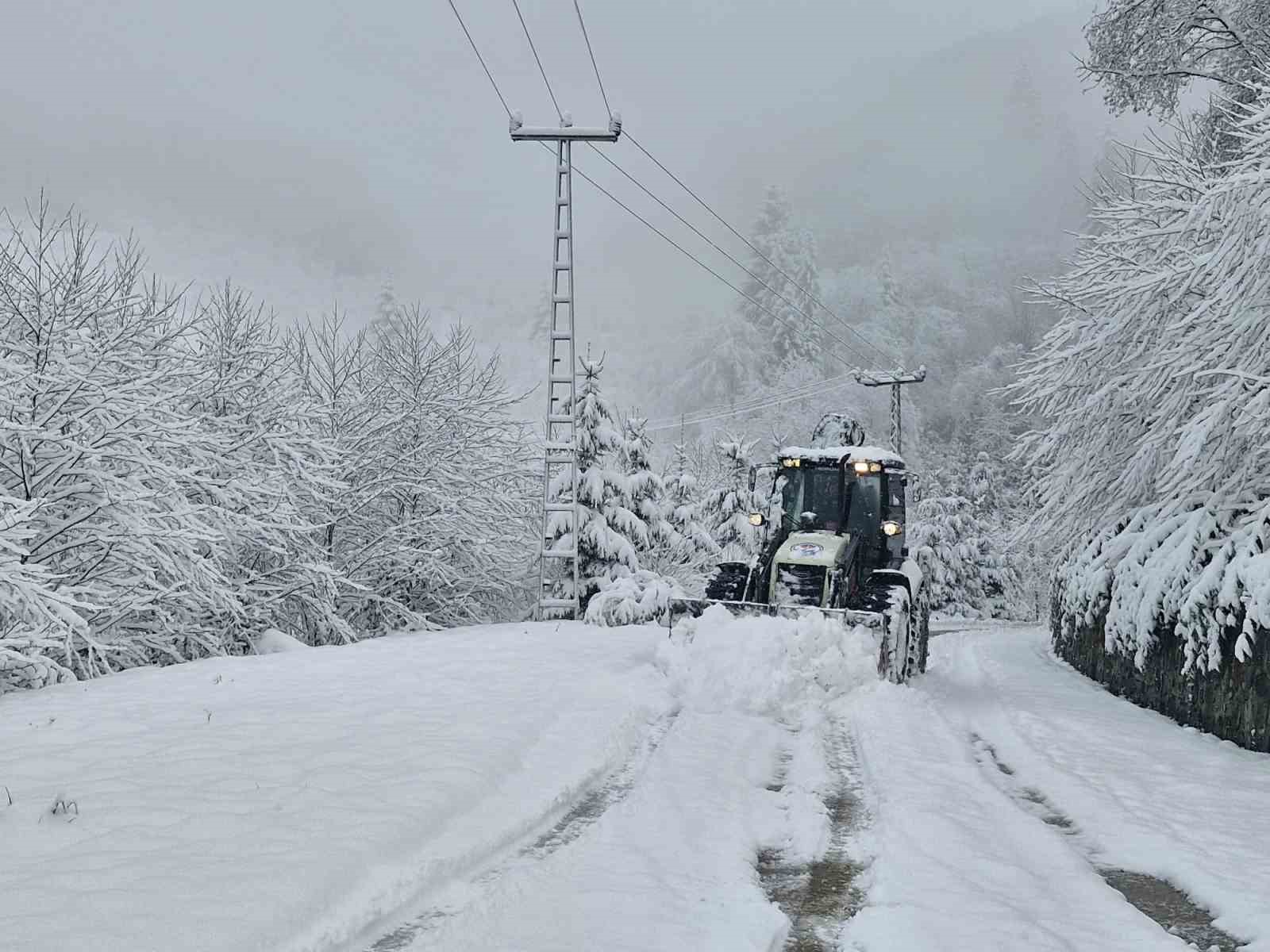 Trabzon’da 124 mahalle yolu kar nedeniyle ulaşıma kapandı