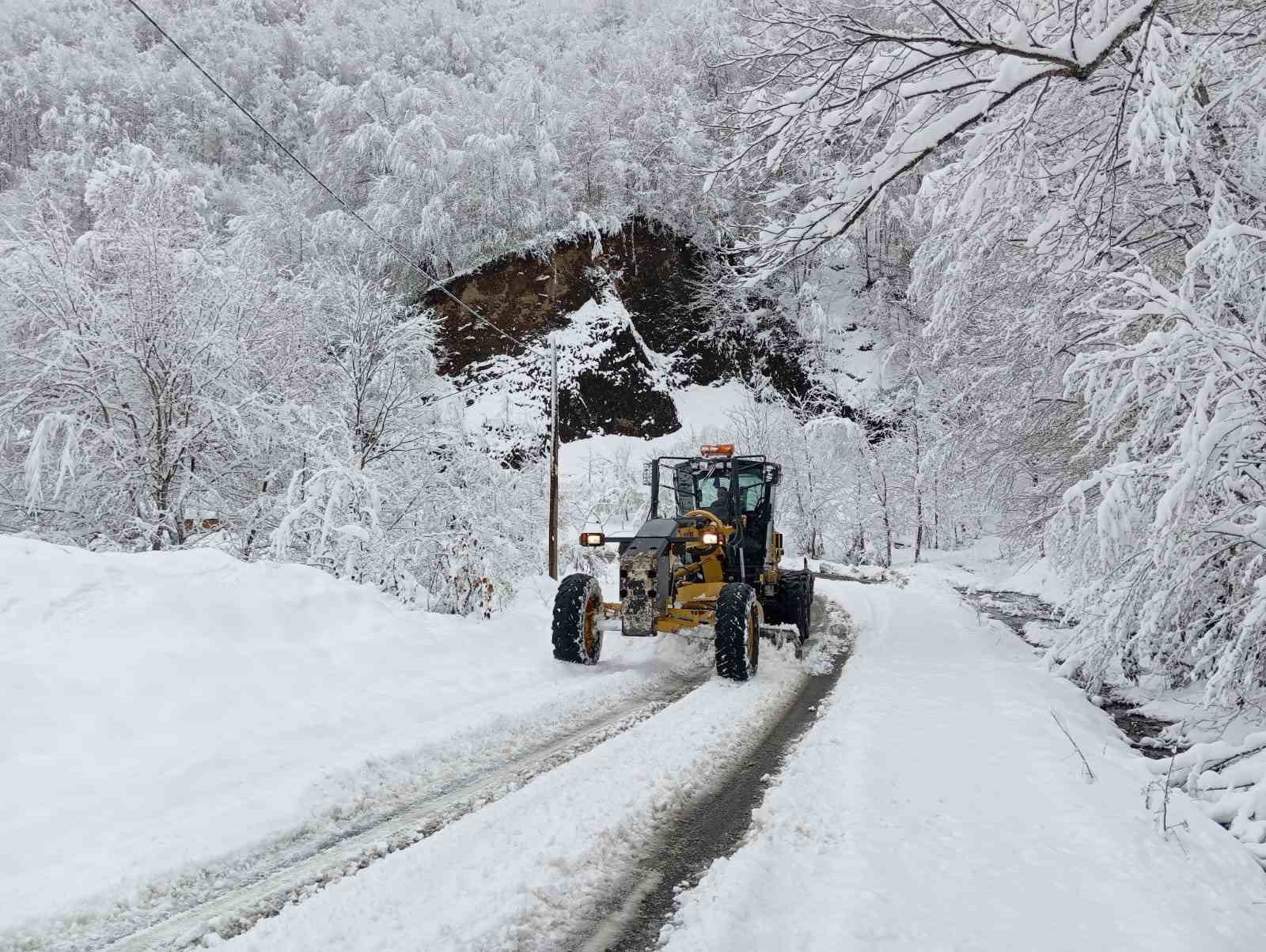 Trabzon’da 124 mahalle yolu kar nedeniyle ulaşıma kapandı