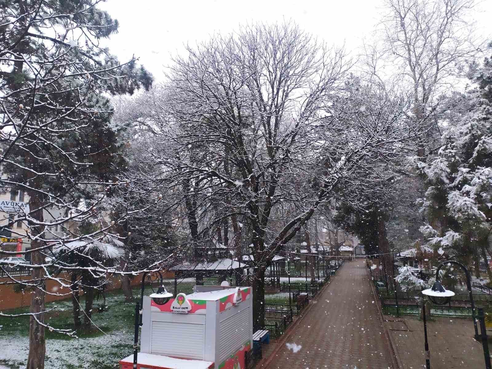 Vezirk&ouml;pr&uuml; g&uuml;ne kar yağışı ile uyandı
