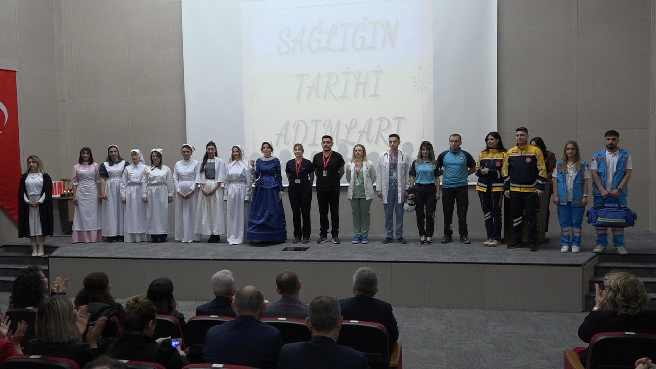 Sağlık çalışanlarından ’Geçmişten Günümüze Hemşire Kıyafetleri’ defilesi