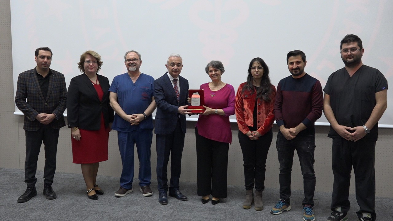 Sağlık &ccedil;alışanlarından &rsquo;Ge&ccedil;mişten G&uuml;n&uuml;m&uuml;ze Hemşire Kıyafetleri&rsquo; defilesi
