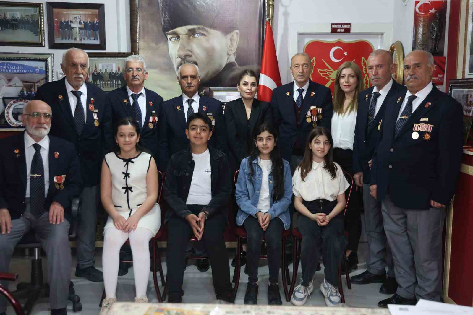 Elazığ’da öğrenciler, gazilerle bir araya gelerek şiirler okudu