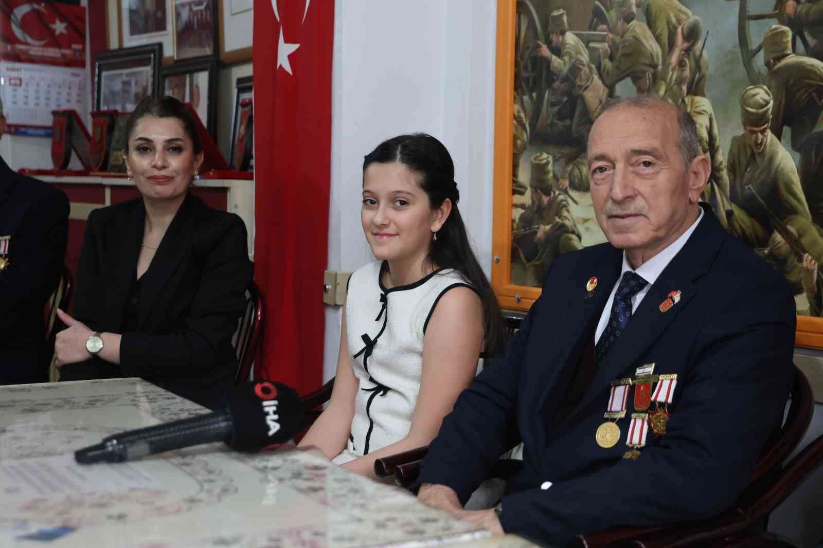 Elazığ&rsquo;da &ouml;ğrenciler, gazilerle bir araya gelerek şiirler okudu
