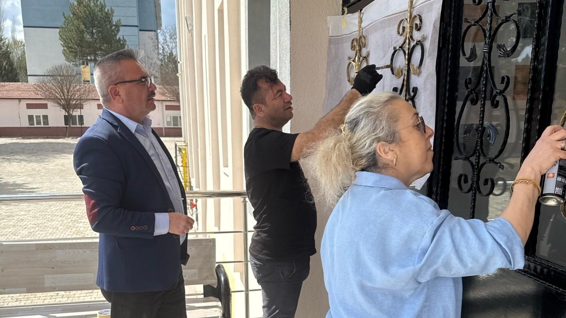 Hisarcık’ta öğretmenler okulun giriş kapısını boyadı