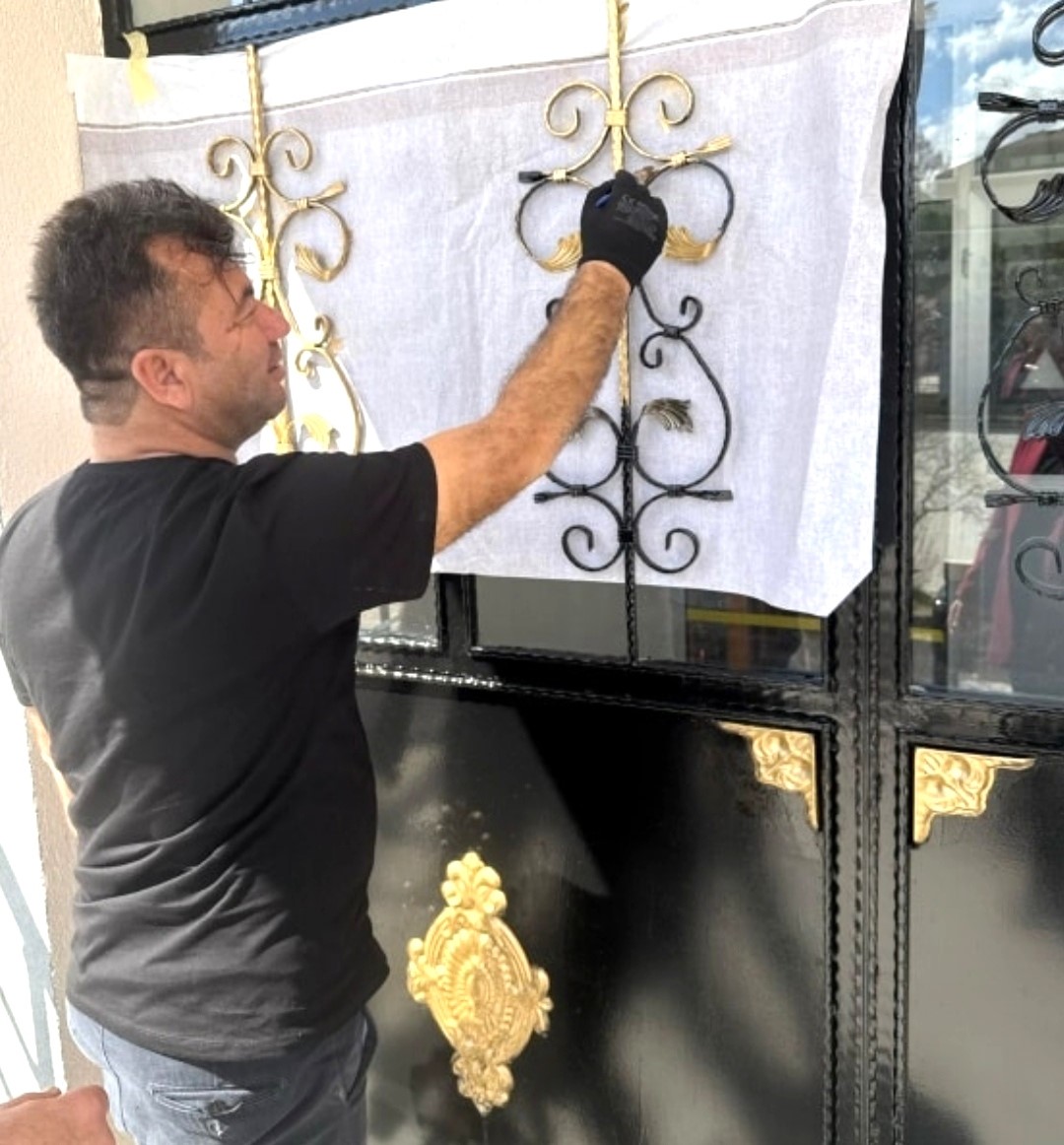 Hisarcık&rsquo;ta &ouml;ğretmenler okulun giriş kapısını boyadı
