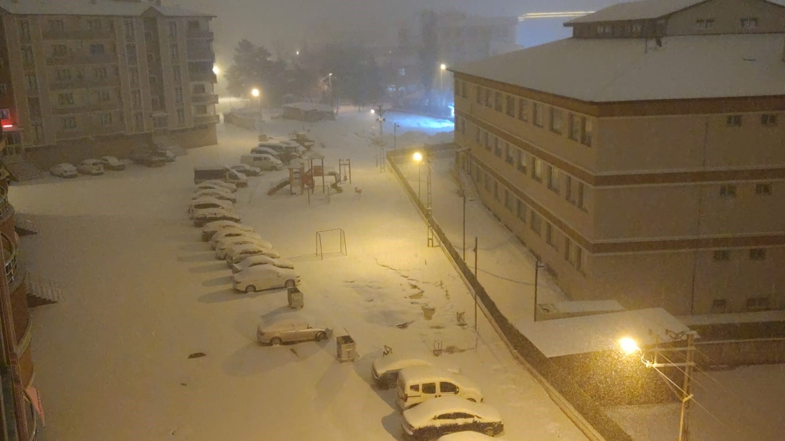 Mart kapıdan baktırdı